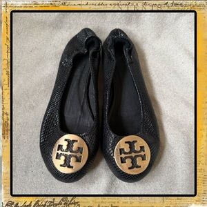 Tory Burch Black Textured Leather Reva Ballet Flats with Gold Logo Medallion